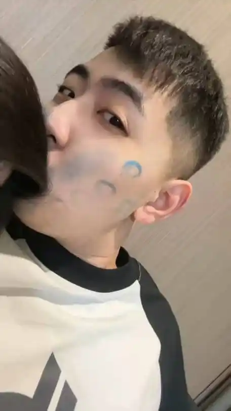 奶豆发朋友圈秀恩爱,有了喜欢的小鱼,就不去海边了