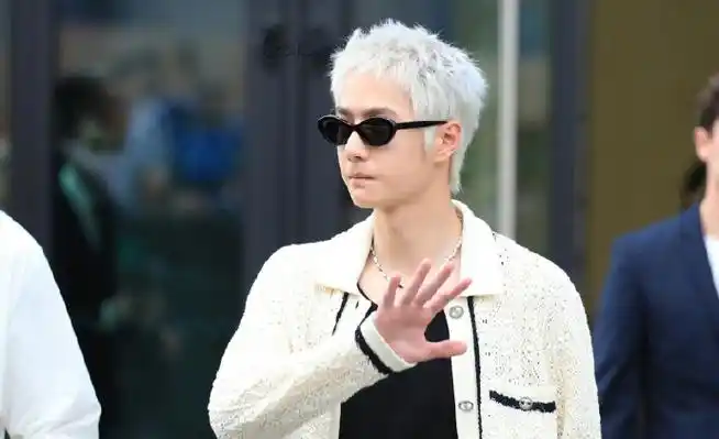 网友给王一博p的发型