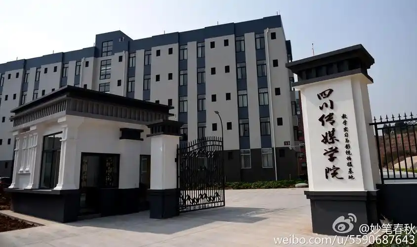 多名四川传媒学院播音与主持专业的大二学生乘坐学校专车到达阆中校区