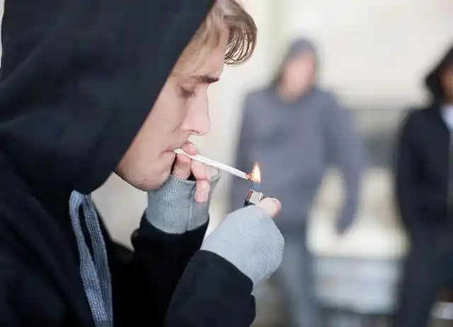 长期吸烟的人过了45岁,若还能完成3个动作,或身体素质还不错