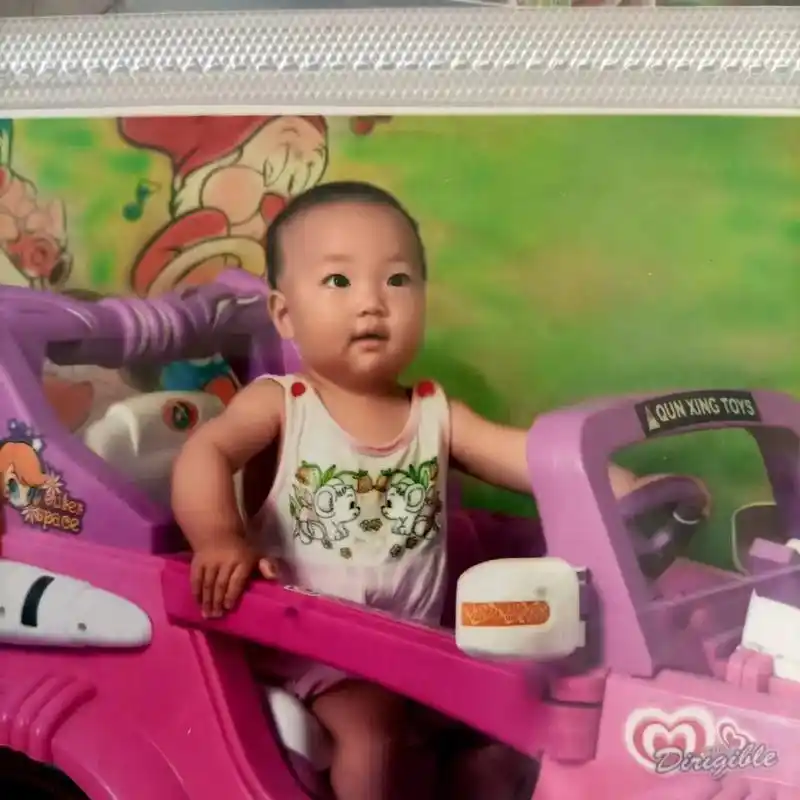 看着俩小棉袄从小到大的照片,突然之间鼻子一酸,一转眼从怀里小 - 抖