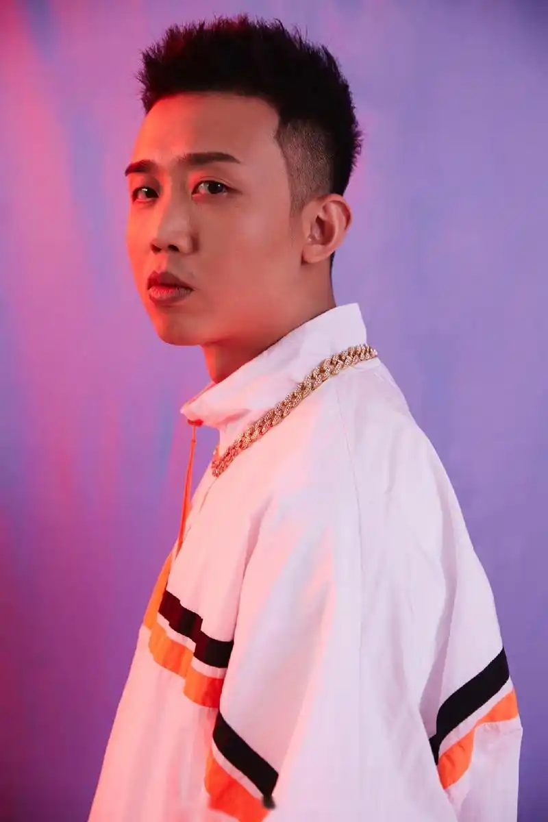 黄子韬与gaigai周延合作的新单曲《不劳不获》在今天已经正式上线.