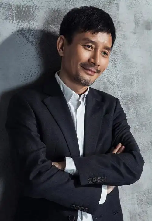 肌肉男:影视怪咖田小洁彰显老干部风格写真-小虾米