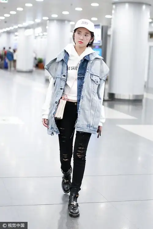 唐艺昕潮装启程前往巴黎时装周 牛仔马甲配卫衣造型时髦
