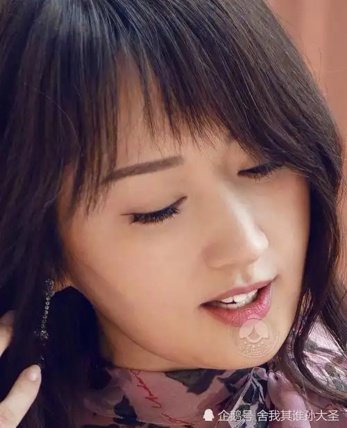 杨钰莹高清镜头下的面部特写近照,眼睛秋水盈盈,皮肤吹弹可破