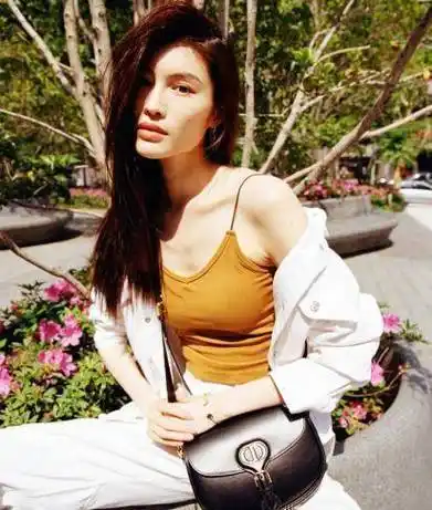 原创31岁的何穗碎花裙搭配超模亲自教你怎么搭配衣服