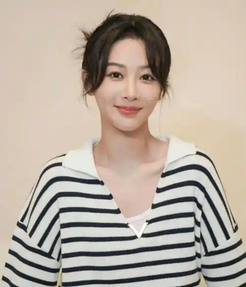 杨紫更美了,和瘦没关系!_刘海高_八字_自然