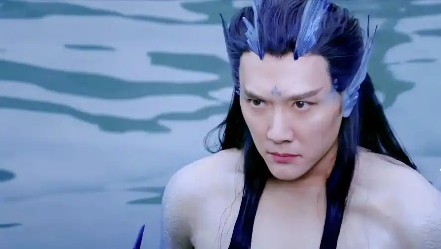 鲛人形象这部剧也是根据小说改编,剧中冯绍峰扮演鲛人王子吴居蓝,为了