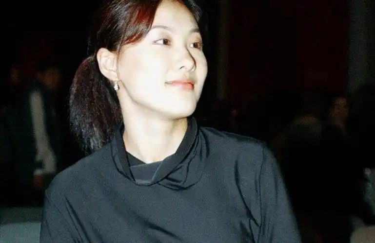 42岁伏明霞身材发福富豪老公宠她成公主仨孩子颜值超高