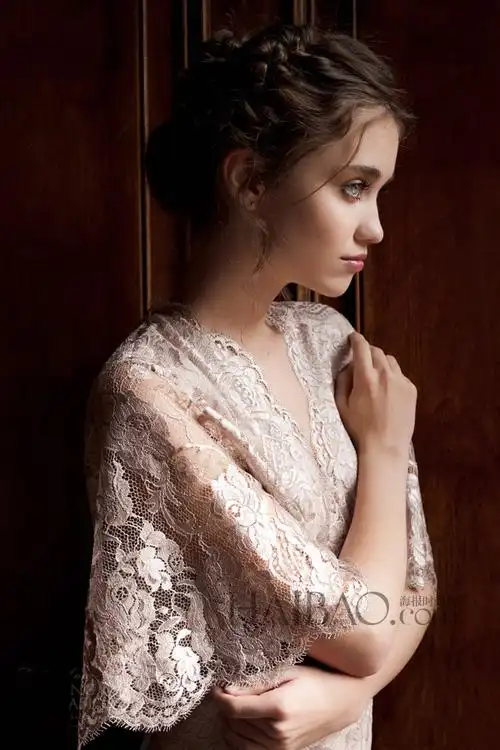 daalarna 2015定制婚纱:珍珠般的光泽与蕾丝材质的浪漫赋予现代新娘