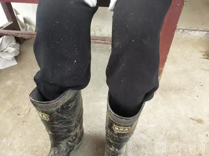 00后女大学生回乡抗洪口述一下午搬100袋沙洪水不退我们不撤