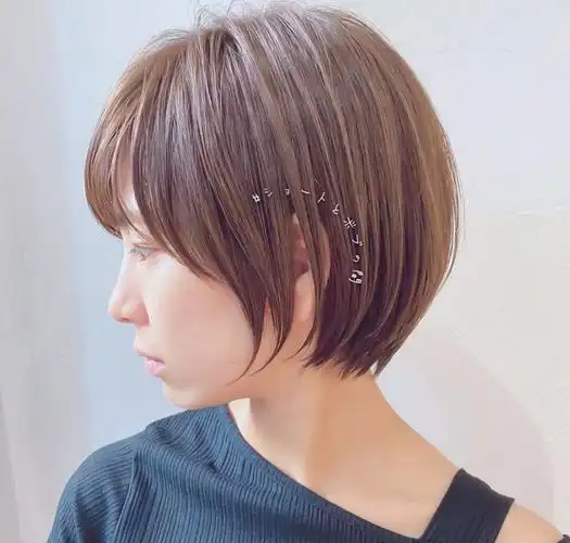 哪些脸型适合露耳短发发型 自然的八字刘海在脸颊的一侧显得非常可爱