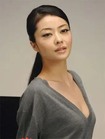 艺人熊黛林和angelababy(杨颖)是同门姐妹,两人同属经纪人阿kim旗下的