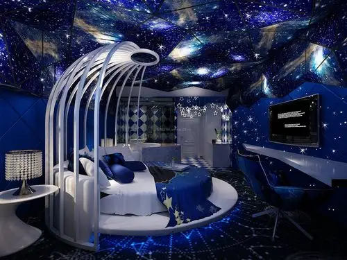 典型的男孩房的设计样式,天花板也是布置了九大行星的模型.