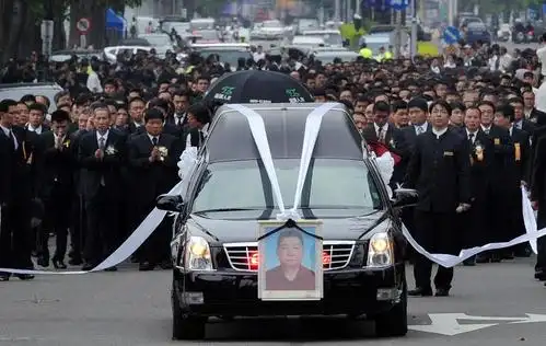 4月26日,台湾中部的黑道"教父",外号"憨面大"的李照雄出殡,约两万人