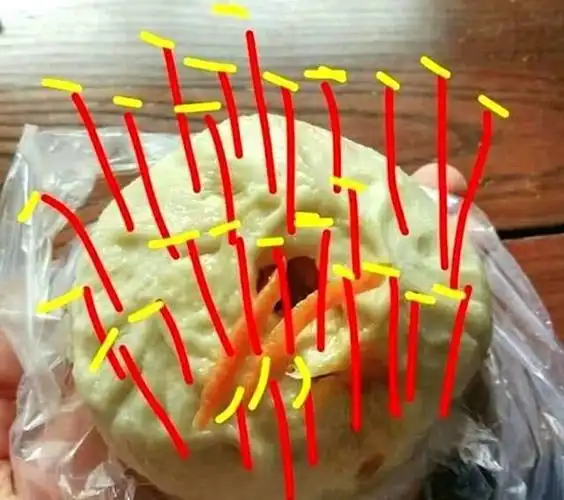 没有好看的蛋糕就算了,用一个大馒头就算了,没想到就连蜡烛居然都没有