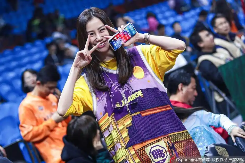 2020年cba全明星赛陈露现身场边观战