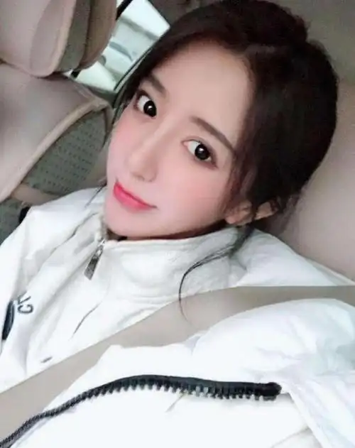 呆妹儿再次作妖,戴吃鸡头盔做饭,看到成品后粉丝却笑出声