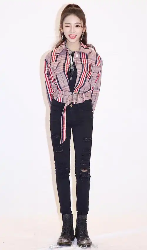 丁一一快乐大本营甜美亮相逗趣互动彰显可爱天性