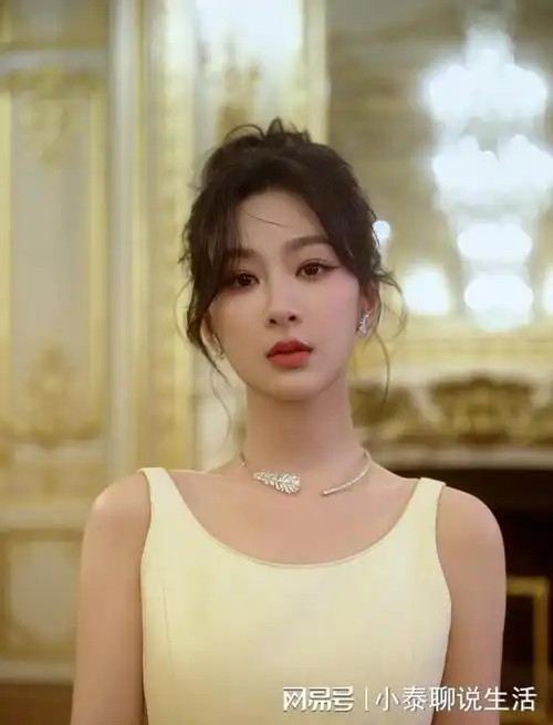 杨紫成时尚圈新宠儿受益巴黎时装周诠释出高定礼服的精华