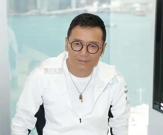 因为他年轻的时候就已经在tvb里面跑龙套,到现在他都还在tvb里面拍戏