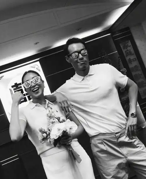 杨佑宁与妻子公证结婚画面曝光 姐姐温馨送祝福