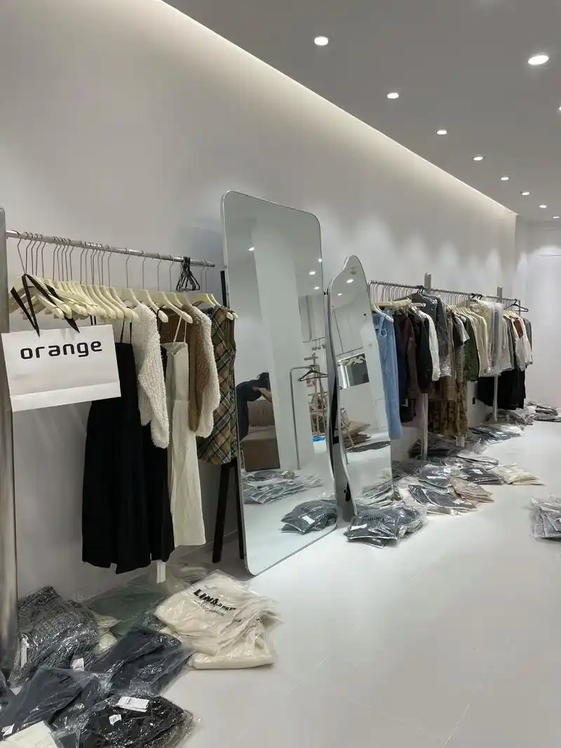 这是无锡的女装实体店.嗯,这是一个实体店的备货 不是档口[得 - 抖音