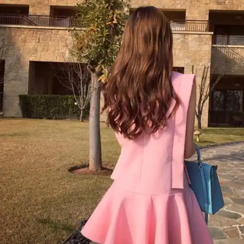 长 卷发 黄发 粉嫩裙子 背影女头像 by:李倩