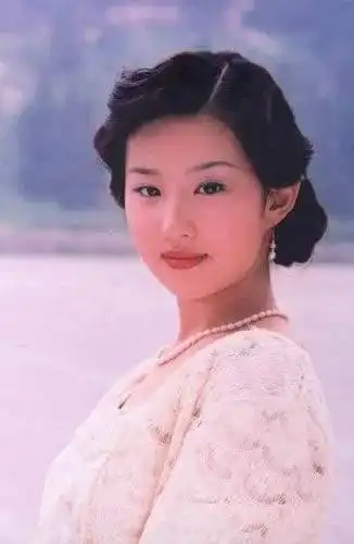 "中年美妇"刘亦菲:15岁出道即巅峰,被干爹抛弃事业名声全毁