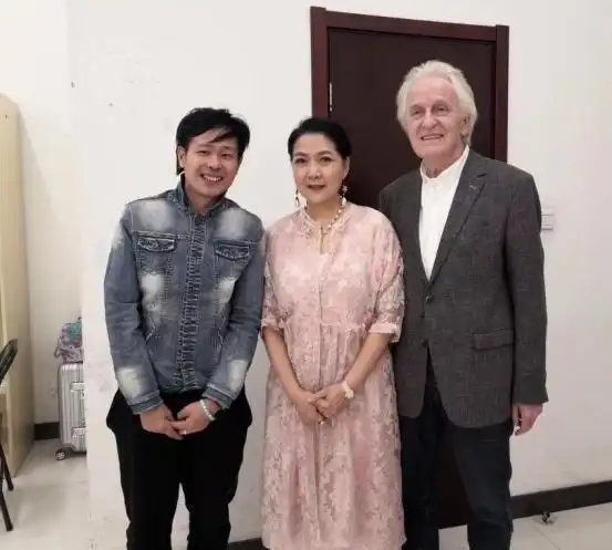 沈丹萍与德国老公在一起时真优雅,平时打扮的贵气,看着挺年轻