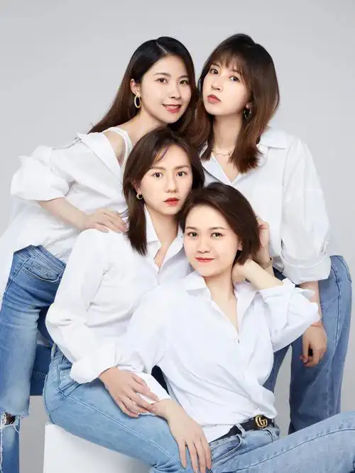 终于安排上了四人闺蜜合照姿势|极简风格|白衬衫牛仔裤yyds拍照tips:1