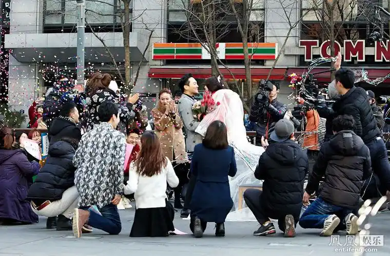 张智霖在首尔街头500人的围观与祝福下,向袁咏仪浪漫求婚.