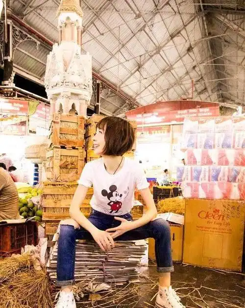 而这一身服装也是很好的将鲁豫的纤细身材给完美的呈现出来了,连坐姿