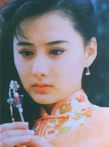 《一帘幽梦》中,陈德容主演的紫菱,在那段时间火的一塌糊涂,大街上