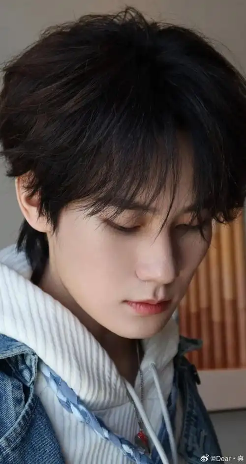 张真源的照片,每一个都值得放大细品,这么美这么精致的脸蛋,不好好