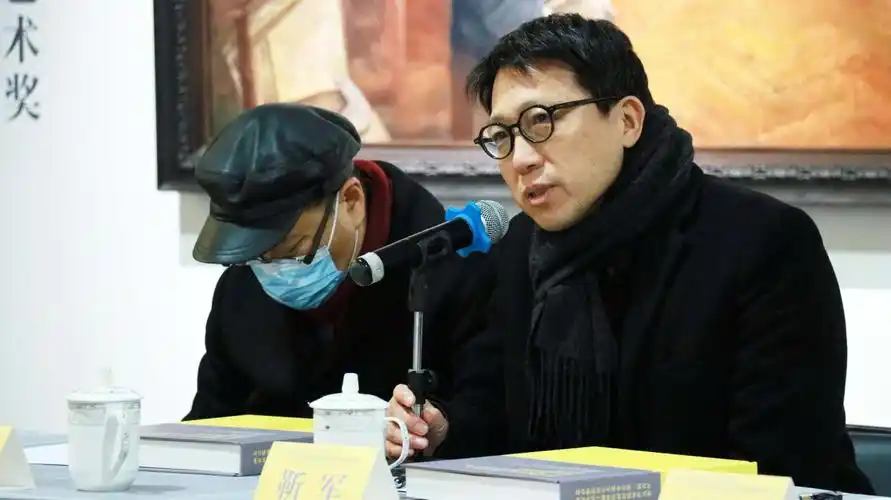 11,中央美术学院设计学院副院长靳军在学术座谈会上发言