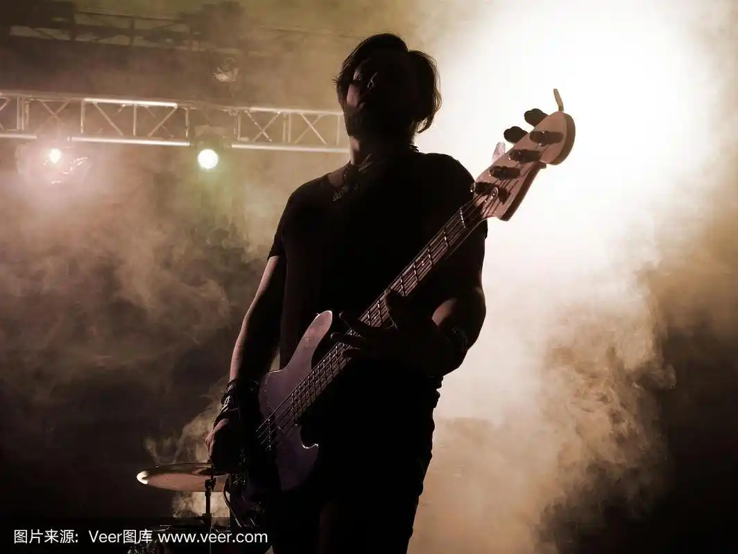 摇滚乐队在舞台上表演.吉他手.
