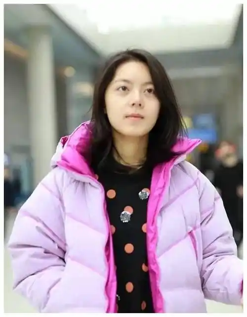赵今麦有多怕冷?羽绒服搭配"秋裤"走机场,这体重真的不过百?
