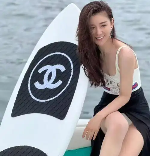 8月14日晚,37岁的女演员李小萌在个人社交账号上更新了一条动态,配文