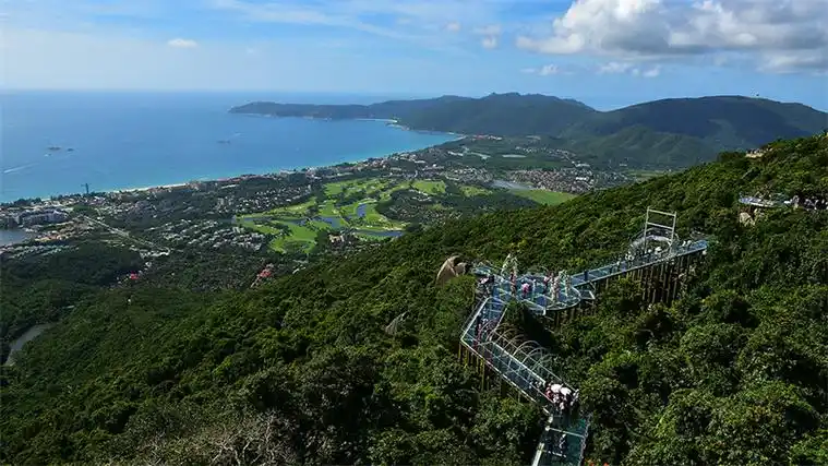 组图游人在三亚亚龙湾热带天堂景区沐浴冬日暖阳