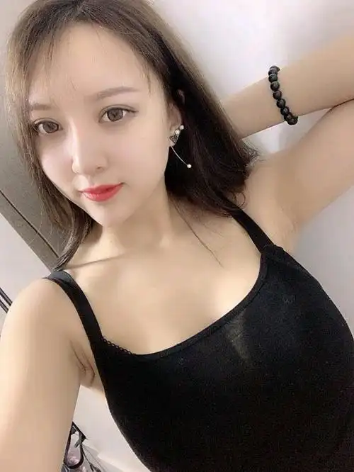 做完后的效果真的变成大胸了,而且整个胸部形状非常好看,圆润挺翘