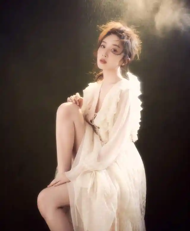 美女主播裴优晒出长腿照,朦胧风格妩媚十足,气质完全不输金佳悦