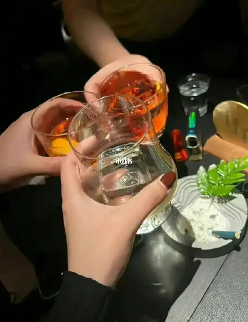 最自在的就是跟姐妹相聚喝点小酒