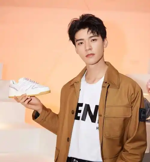 赵露思好欲,张柏芝无瑕疵,龚俊起范儿派头足_风格_张雨绮_黑色