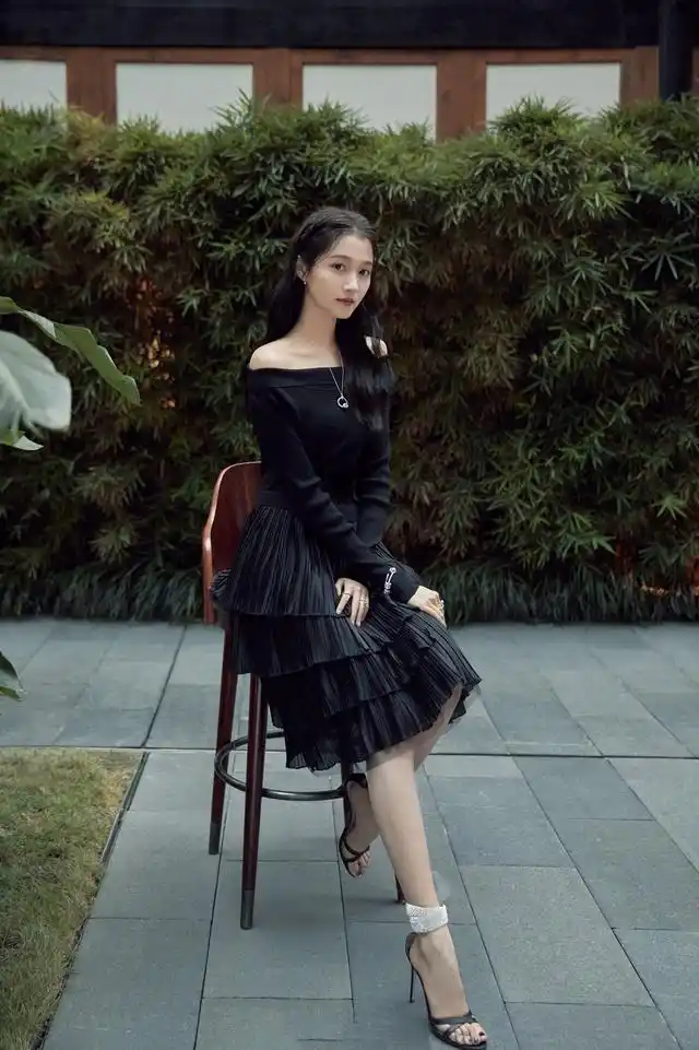 都20多岁了还穿得像个孩子,郑爽轻熟风大秀美腿,好身材太有料!