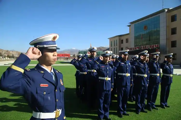 阿坝森林消防支队为新招录消防员举行授衔仪式_救援_晋衔和_卢耀强