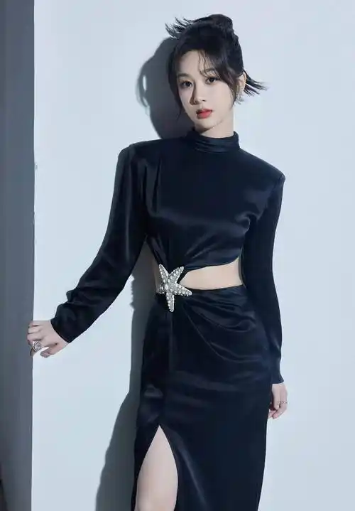 杨紫上次活动的美照,身穿镂空黑裙大秀身材,甜美又辣辣的造型_魅力