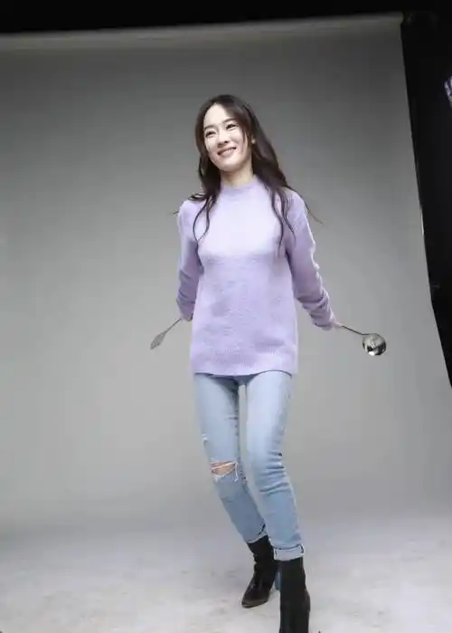 霍思燕的工作照,瘦了穿紧身裤腿真细长,就是毛衣磨起球好寒酸!