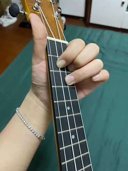 尤克里里之f和弦怎么顺利的换到g和弦