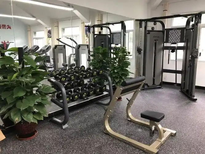 专业的健身房级别的跑步机让部队官兵的有氧训练更加多元化,坡度的